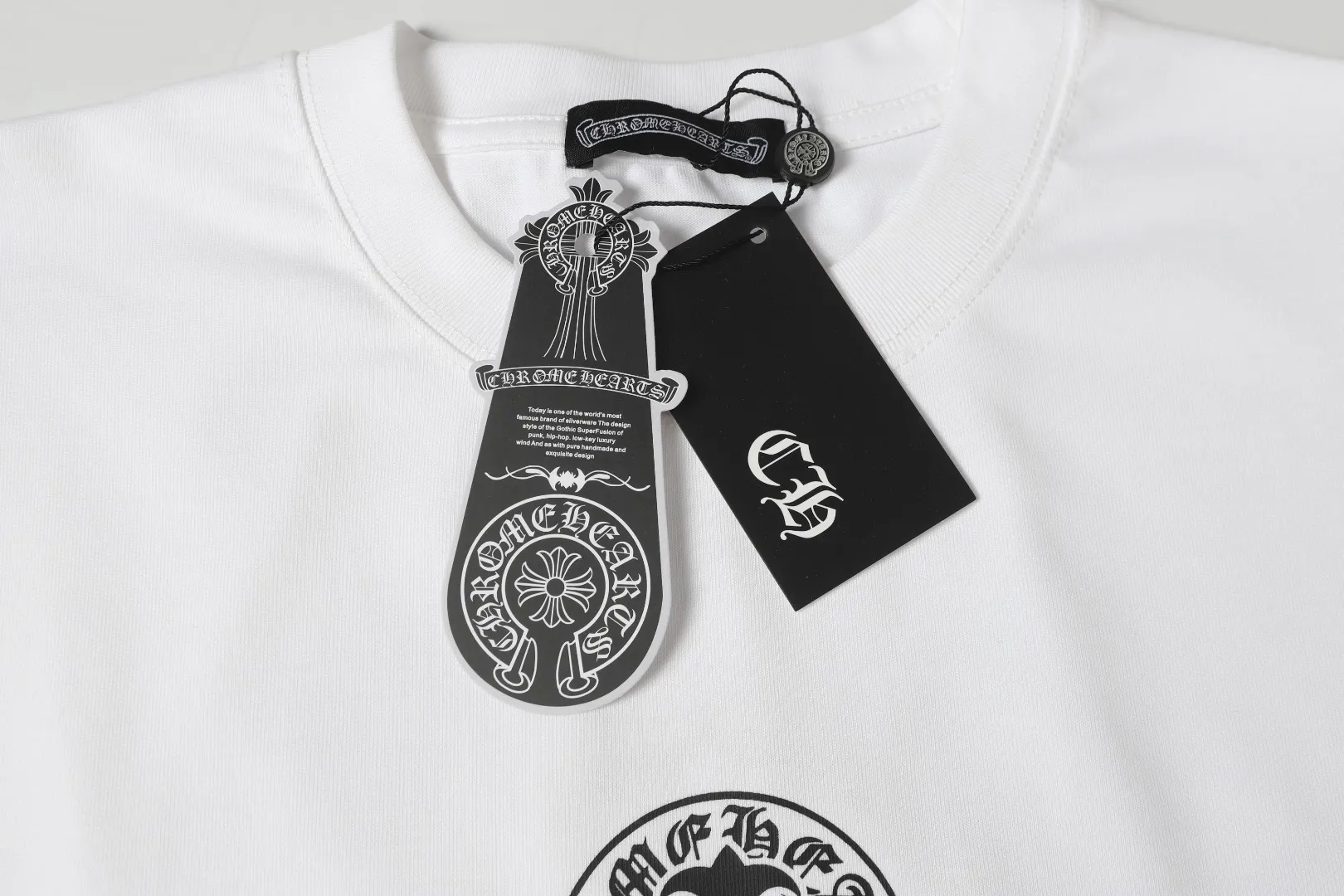 P170 Chrome Hearts* Chrome Hearts are made of 300g double yarn fabric, 1*1 Solona rib, imported digital front and rear white ink direct injection + laser appliqué embroidery, hand-nailed hardware accessories, loose version, same style for men and women. Color: Black White Size: XS S M L